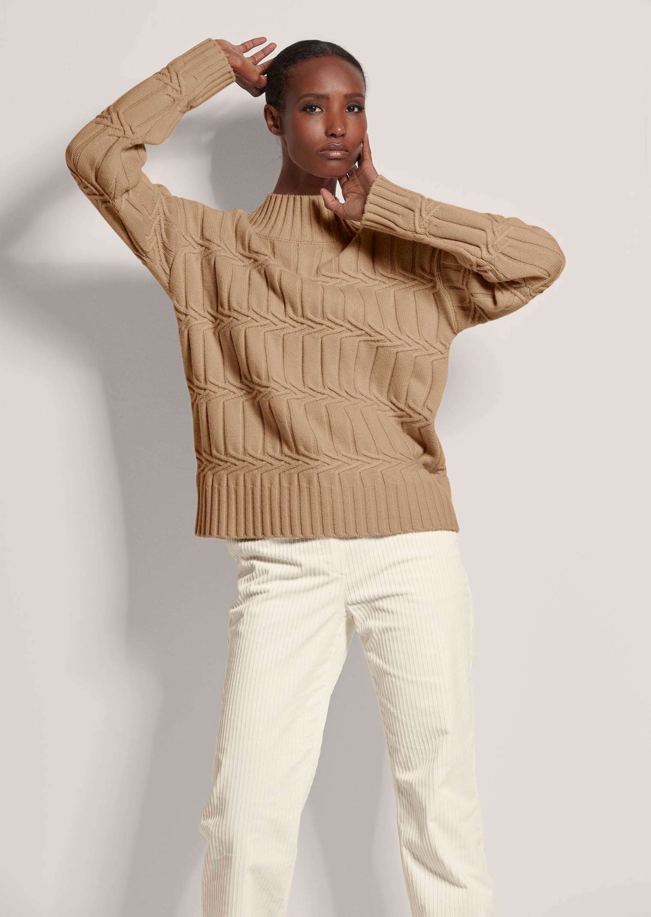 Stehkragen-Pullover mit Zopfmuster