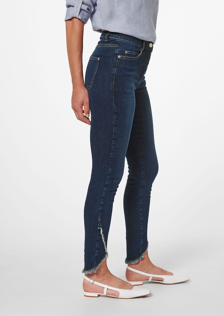 Schlanke Jeans mit Fransensaum 3