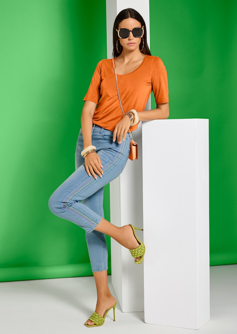 Schmale 7/8-Jeans mit bunten Streifen-Akzenten