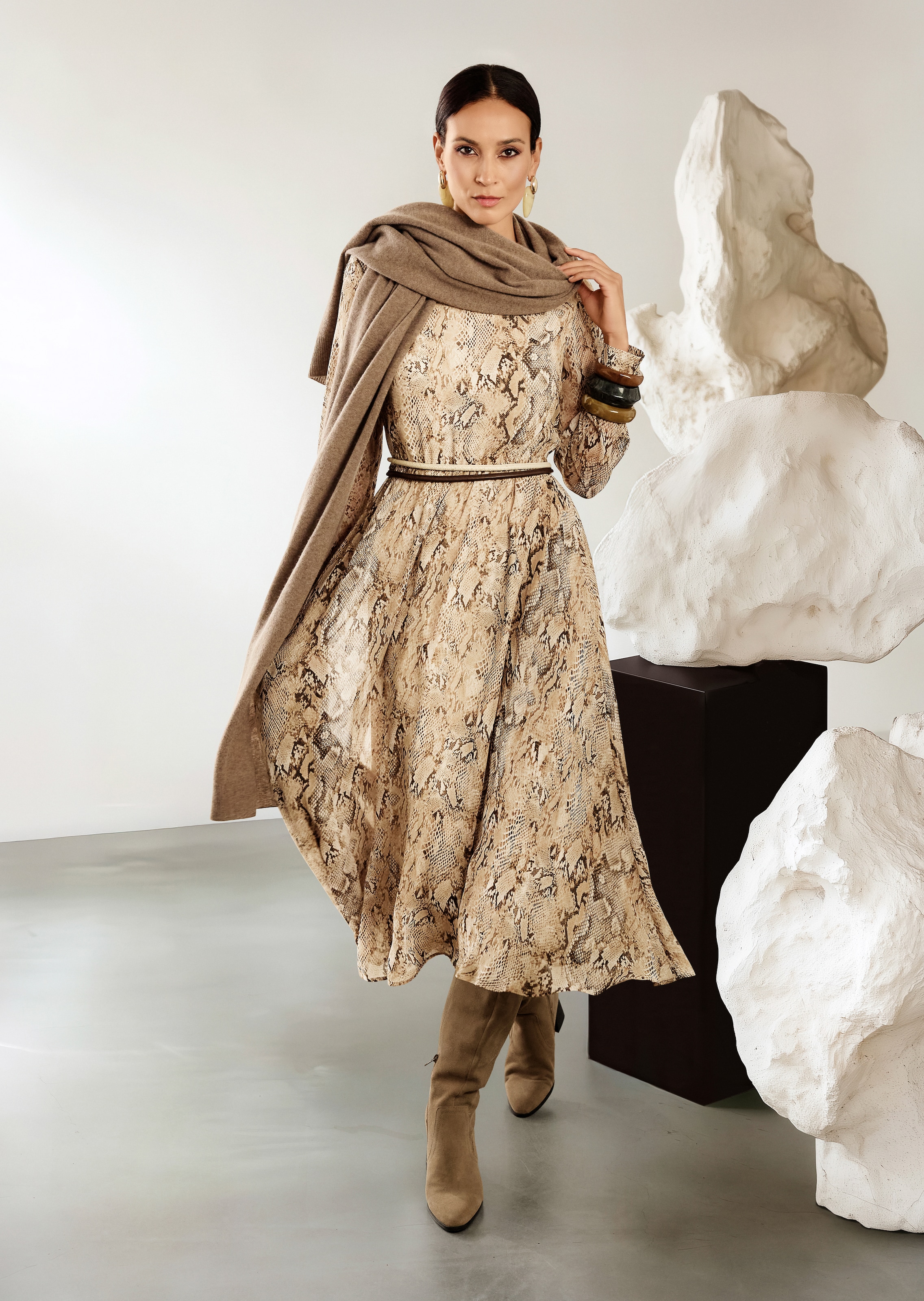 Rundhals-Kleid mit Animal-Print