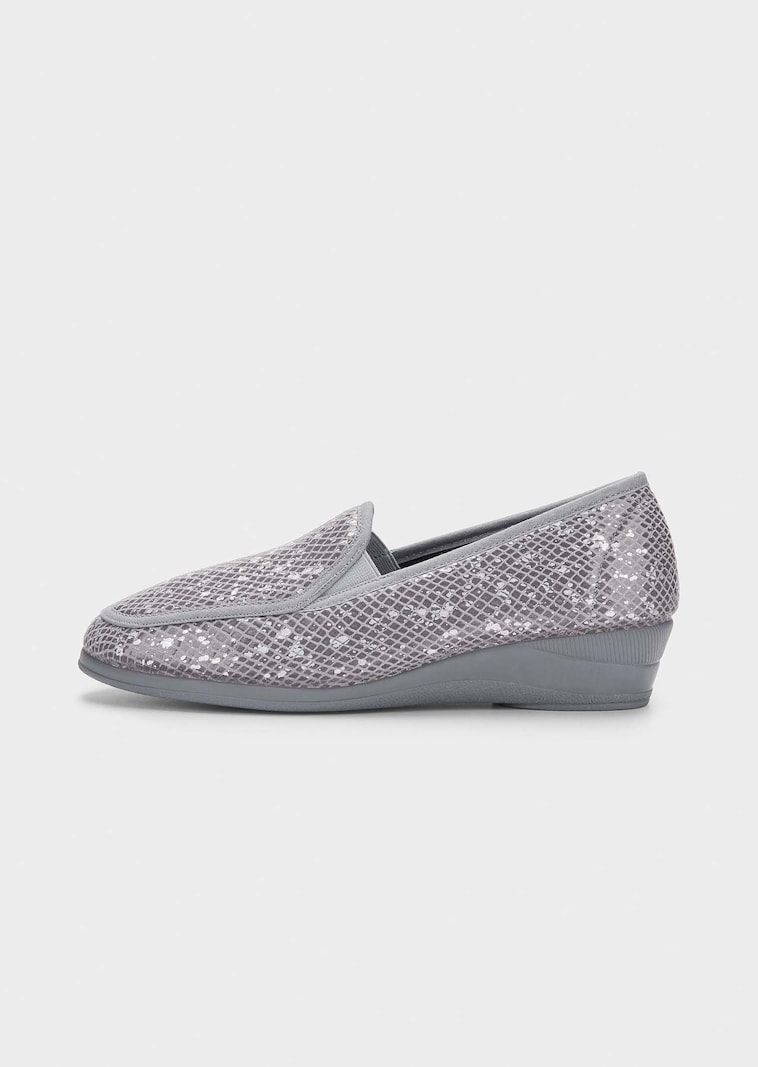 Chaussons avec semelle extérieure à surface structurée pour une meilleure accroche.