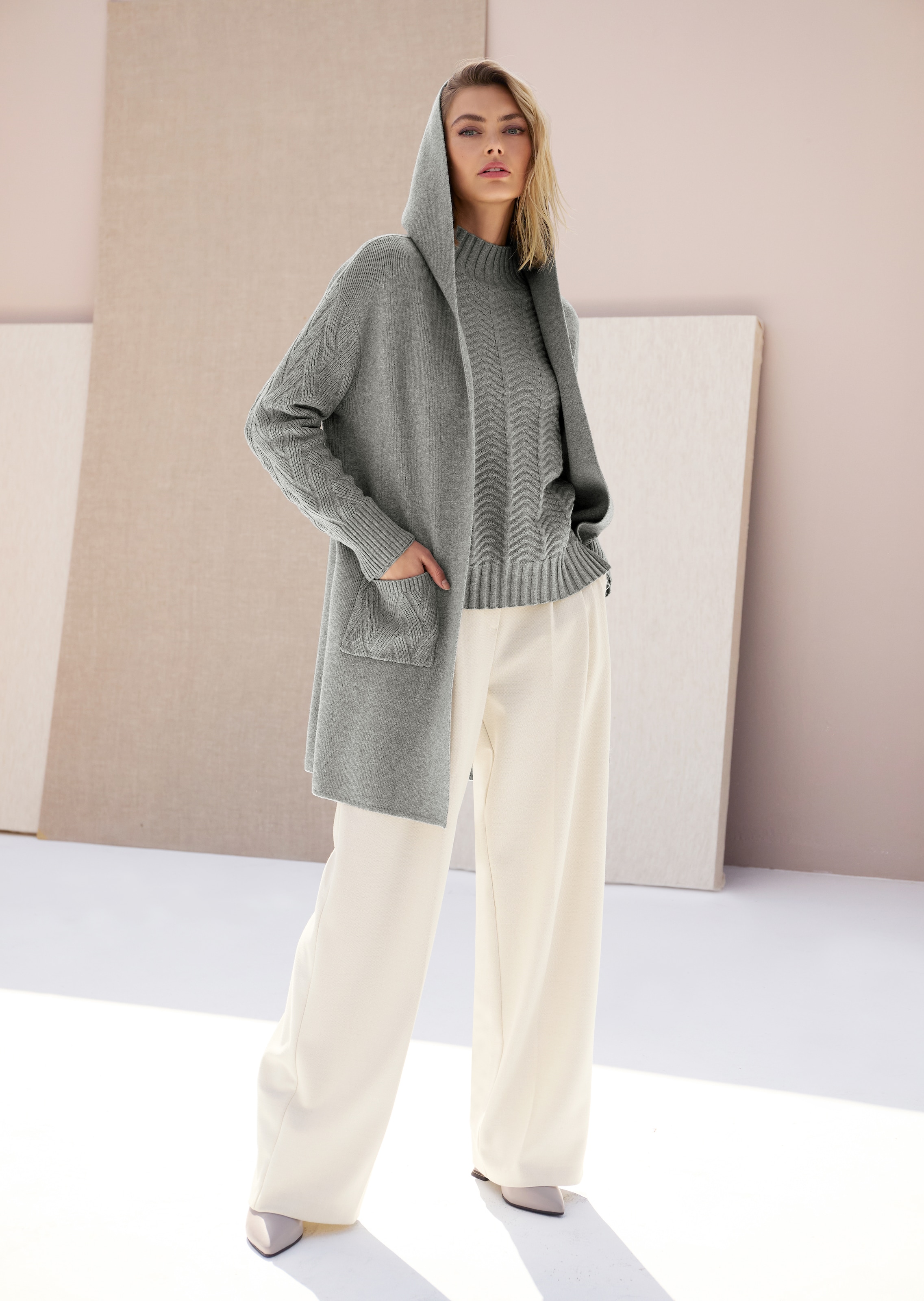 Lange Strickjacke mit Kapuze