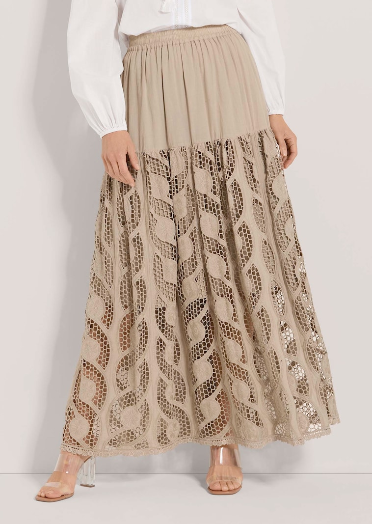 Weiter Rock mit Lochstickerei