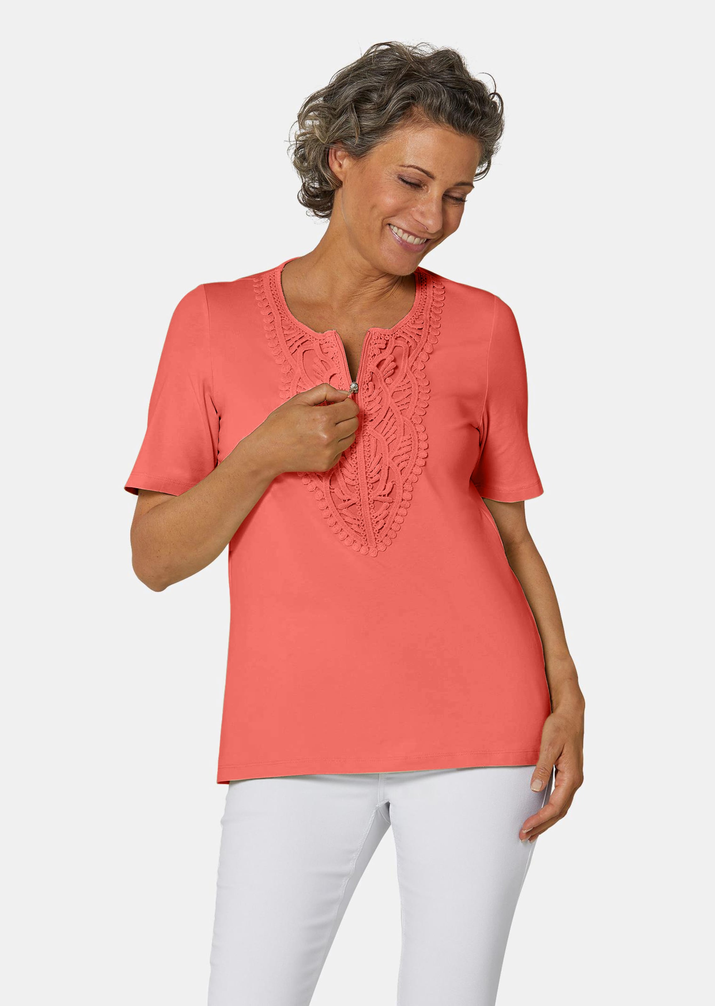 Rundhalsshirt mit Häkelspitze