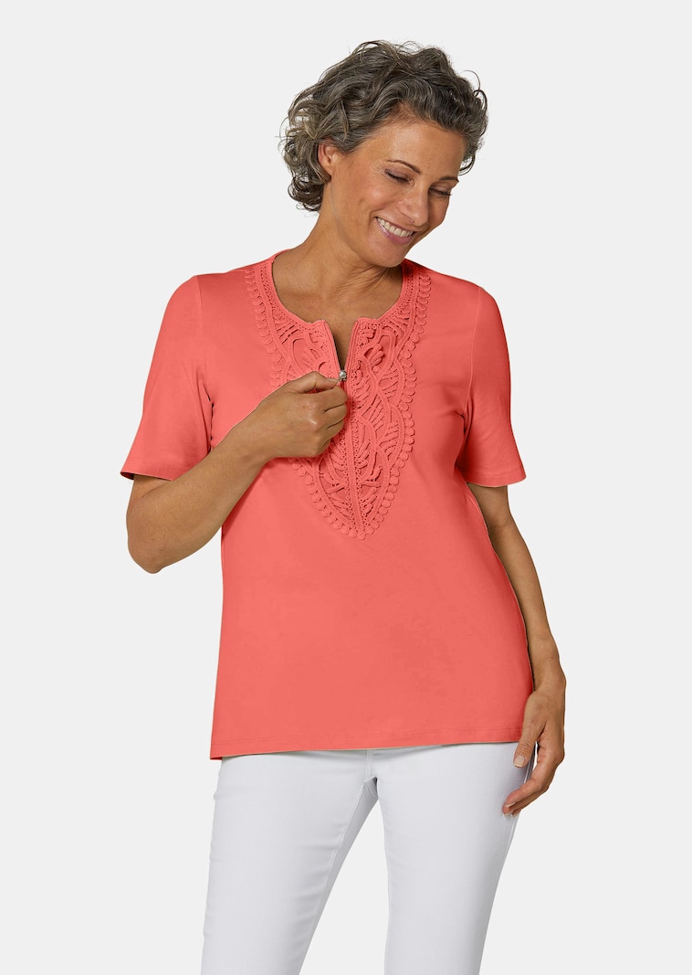 Rundhalsshirt mit Häkelspitze