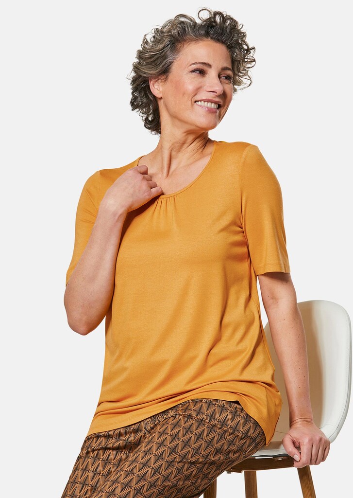 Zeitloses Shirt mit modernem Raffdetail