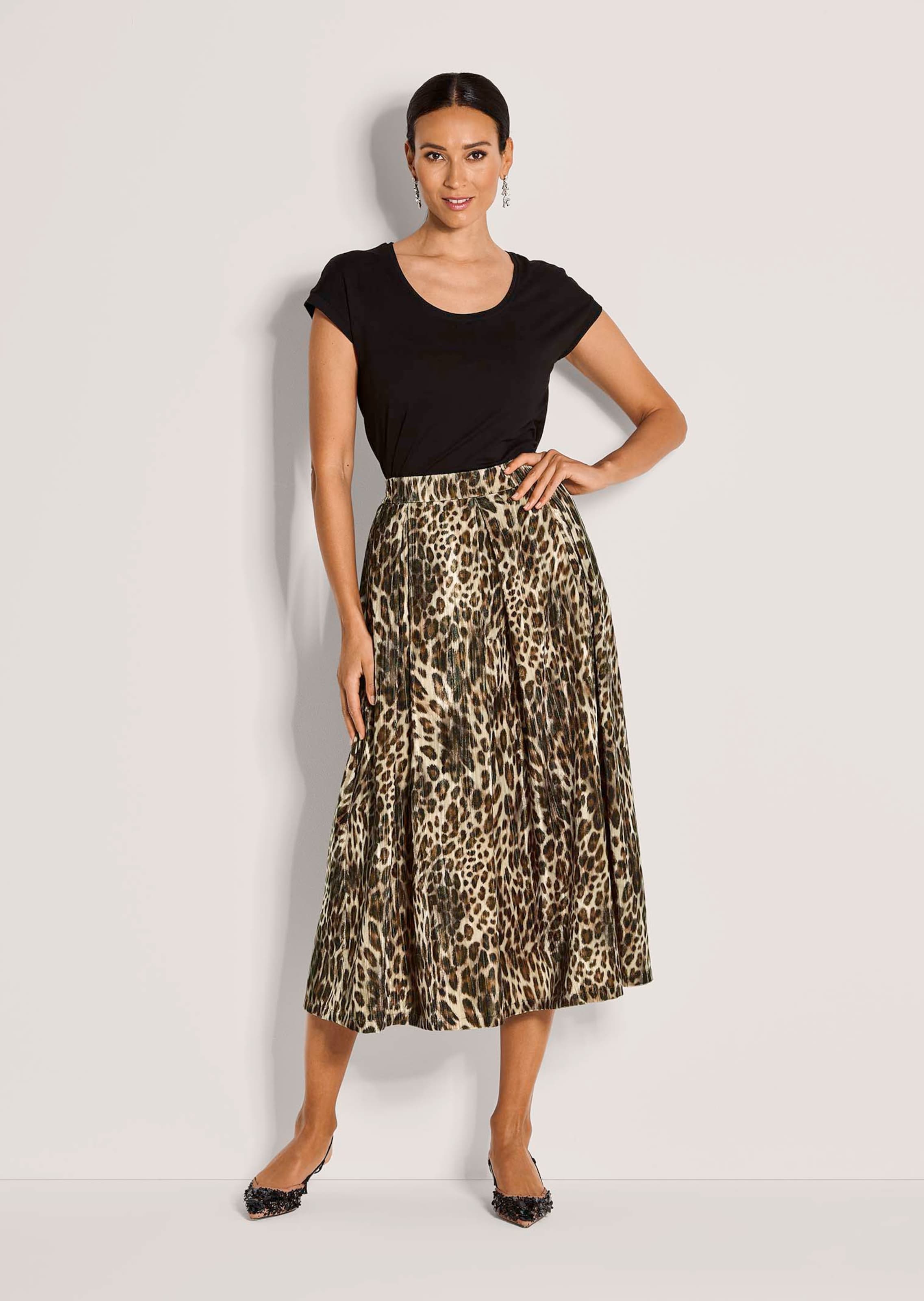 Leopard skirt in crushed velvet in caramel / black | MADELEINE Fashion