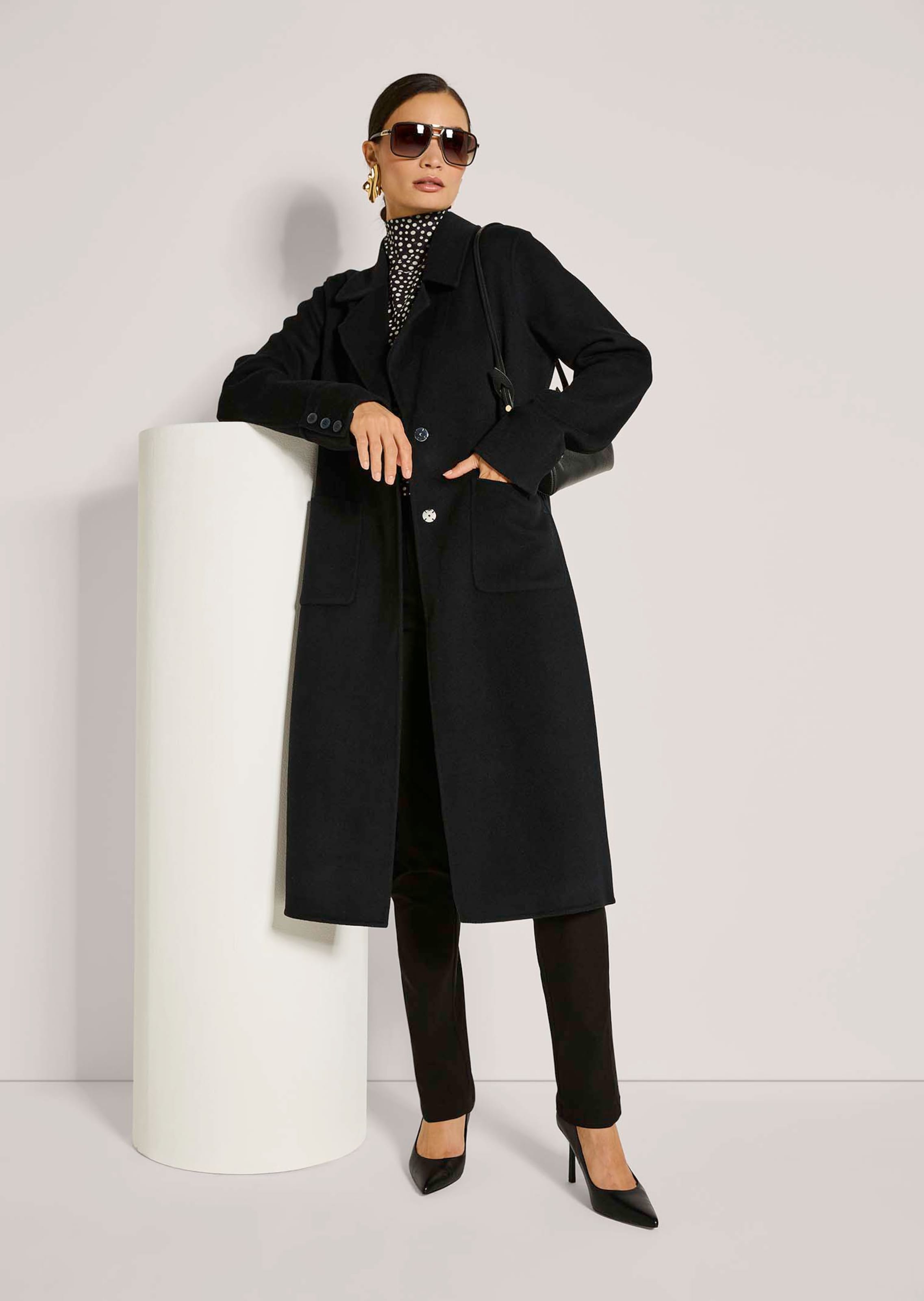 Coat in black | MADELEINE Fashion
