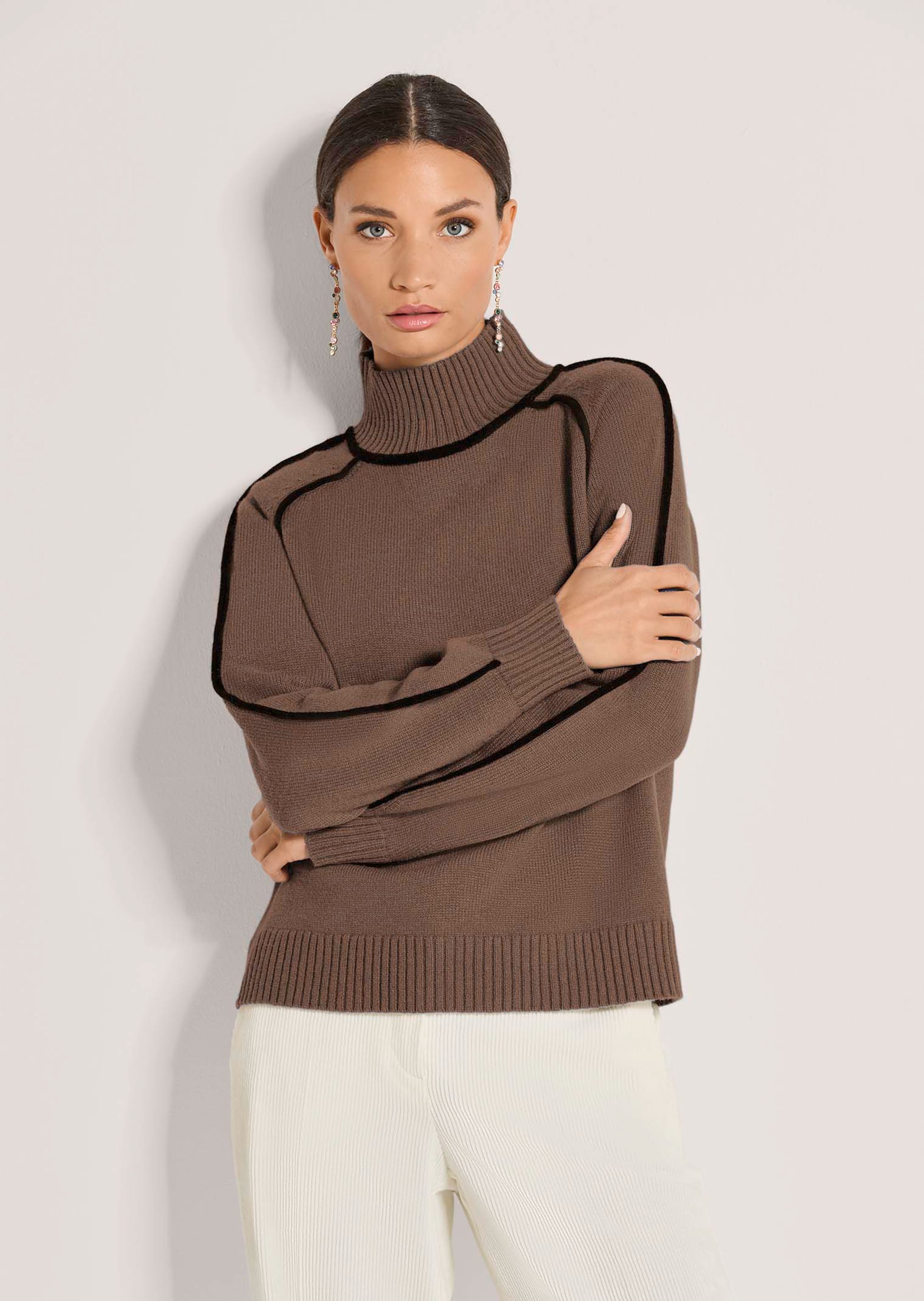 Strickpullover mit Stehkragen und Kontrastpaspeln