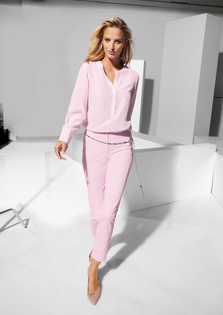 Lange Seidenbluse in kragenloser Form