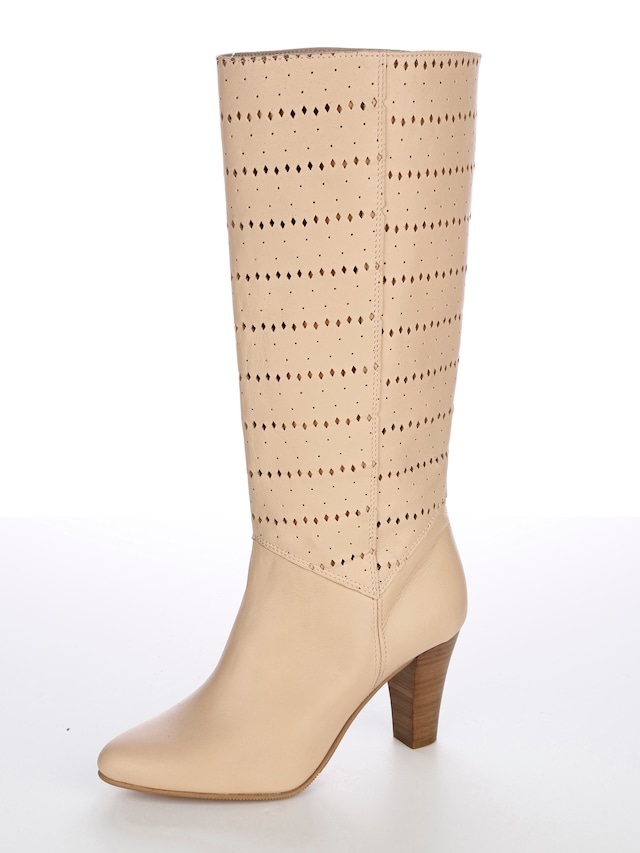 Stiefel mit Perforierung