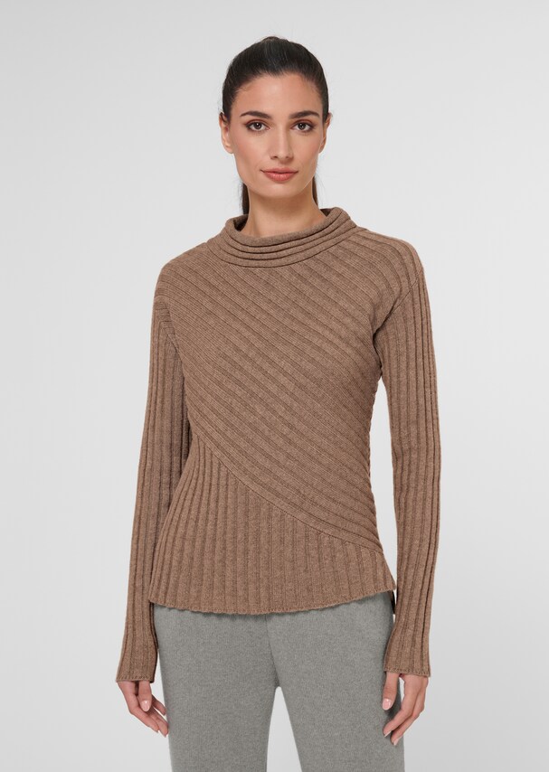Stand-up collar jumper with ribbed pattern