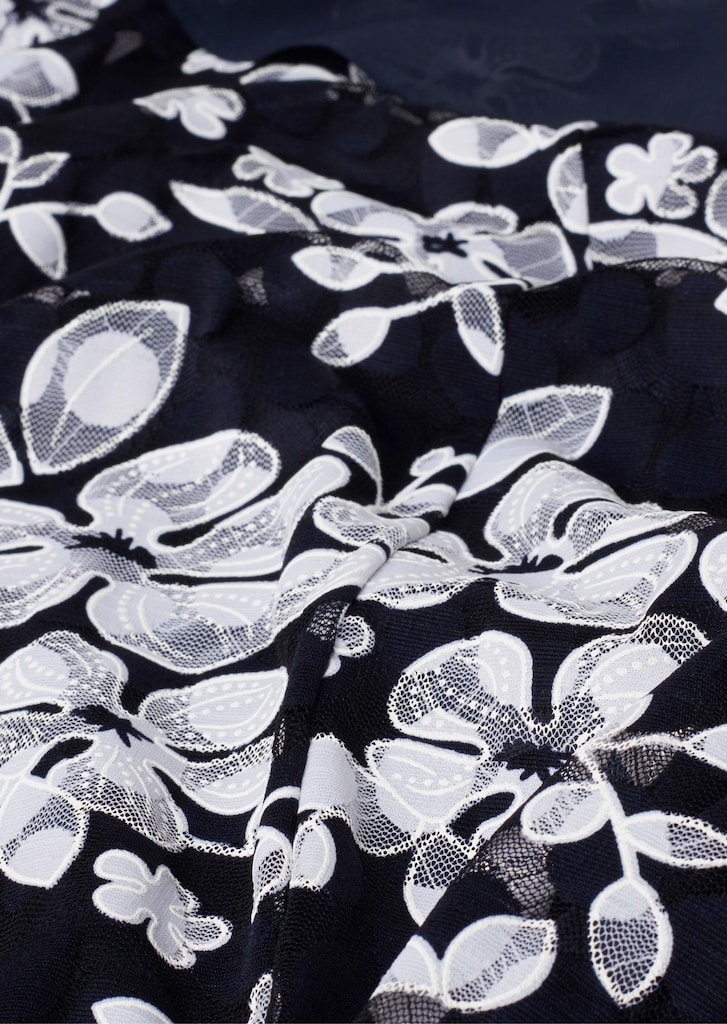 Kleid aus eleganter Spitze mit Chiffonüberwurf