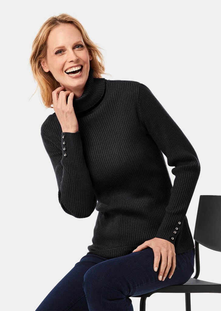 Eleganter Rollkragenpullover mit optischen Knöpfen