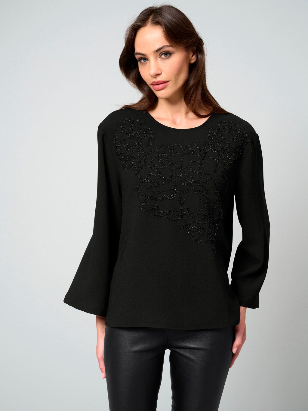 Bluse aus Satin mit Perlenapplikationen an den Manschetten main image 1