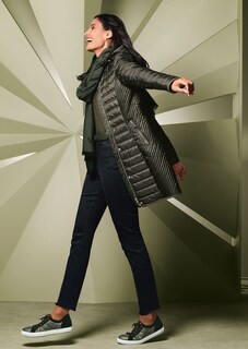 Lange, wattierte Steppjacke mit abnehmbarer Kapuze thumbnail 2