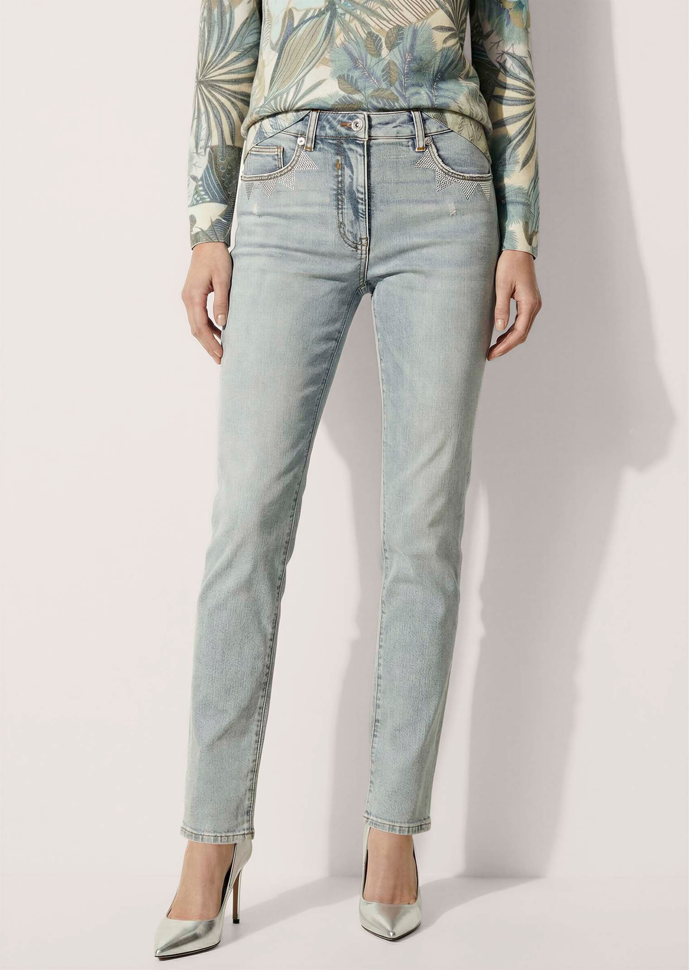 Slim-Jeans mit Strassdetails und modischer Waschung