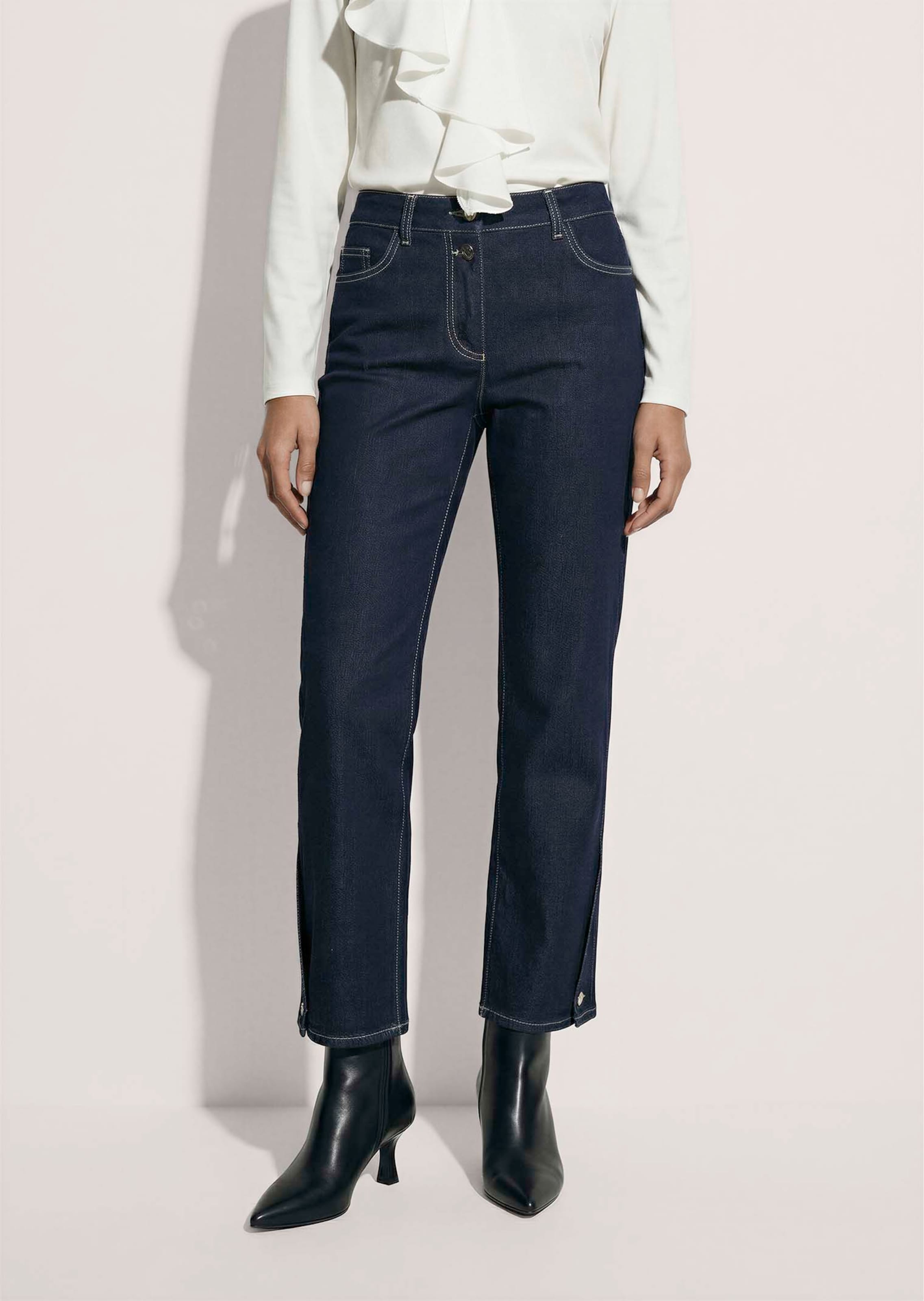 Jeans mit geknöpftem Saum