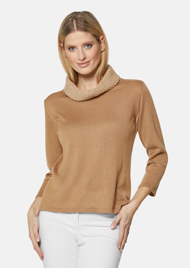 Stand-up collar jumper with 3/4 sleeves
