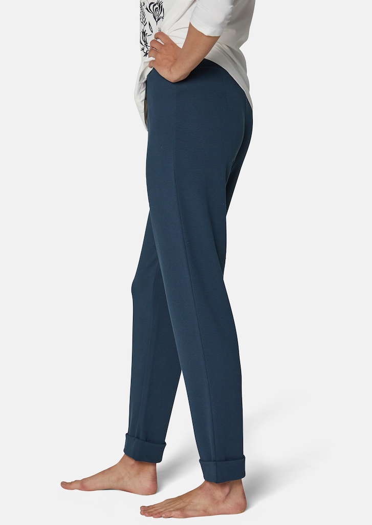 Slim-fit trousers with an elegant texture 3