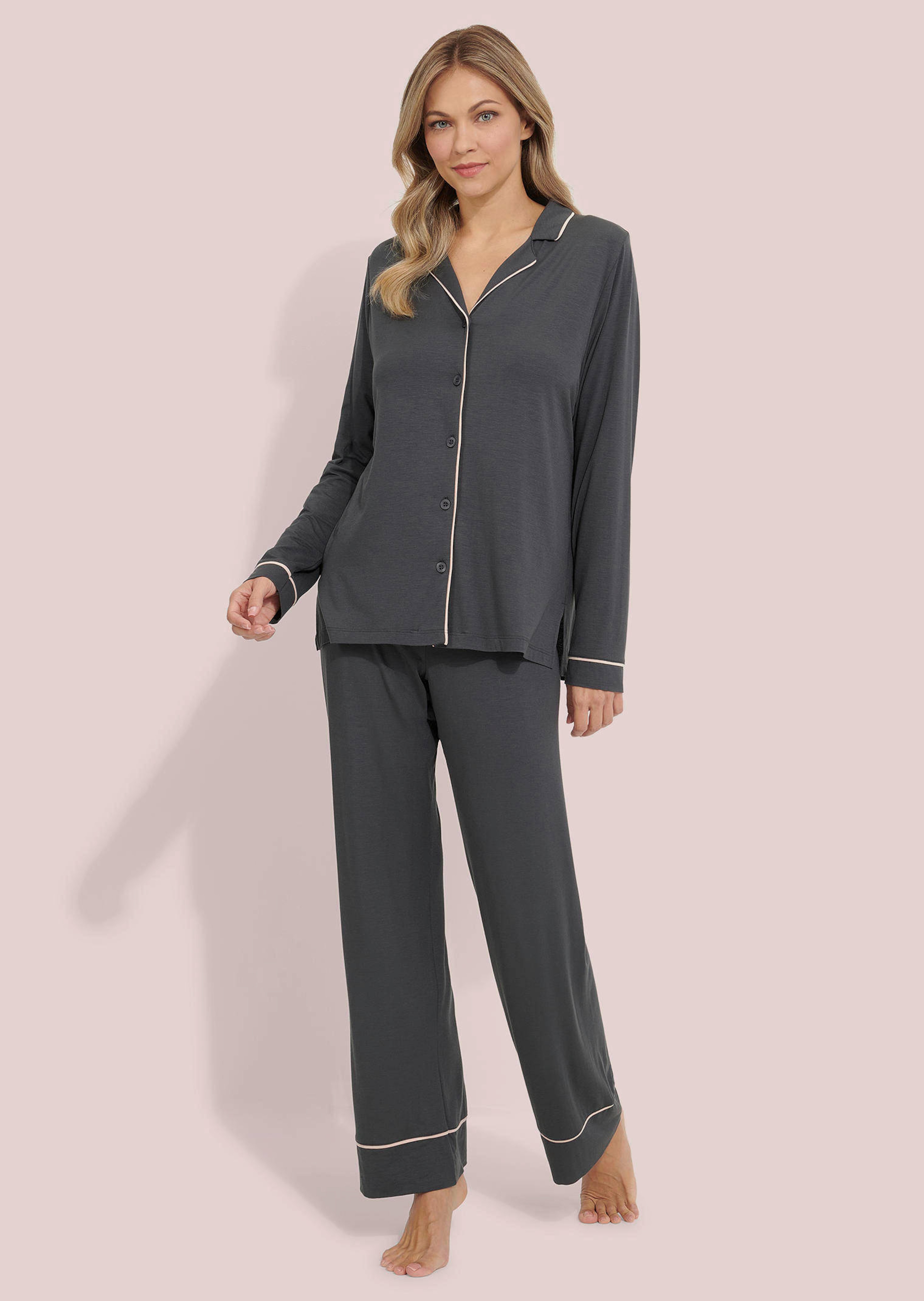 Seidig glänzender Pyjama aus Modal