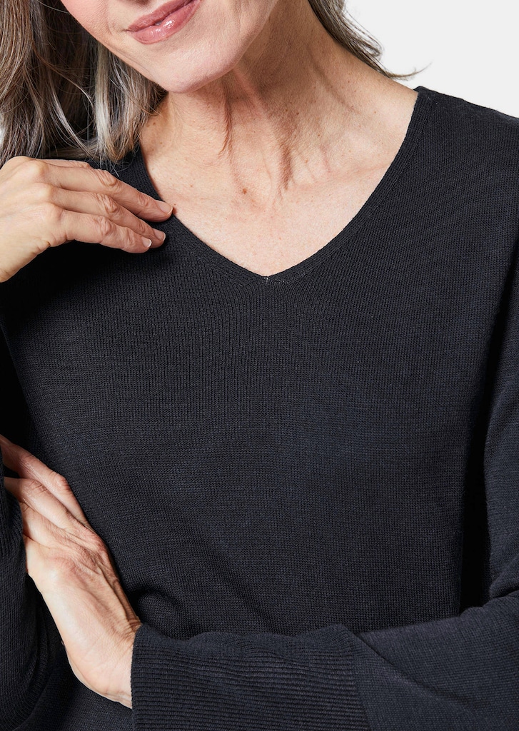 Unkomplizierter Pullover mit V-Ausschnitt