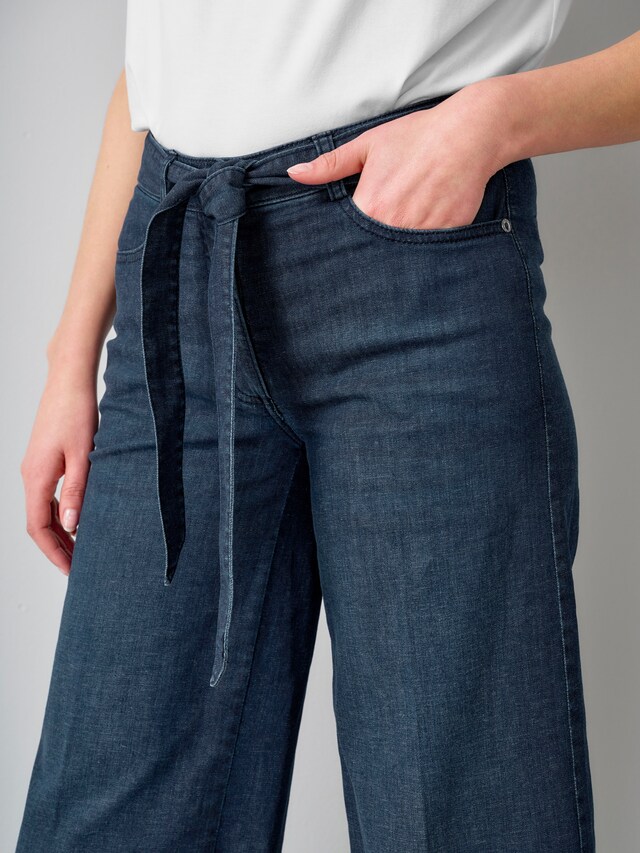 Jeans mit Bindegürtel 4