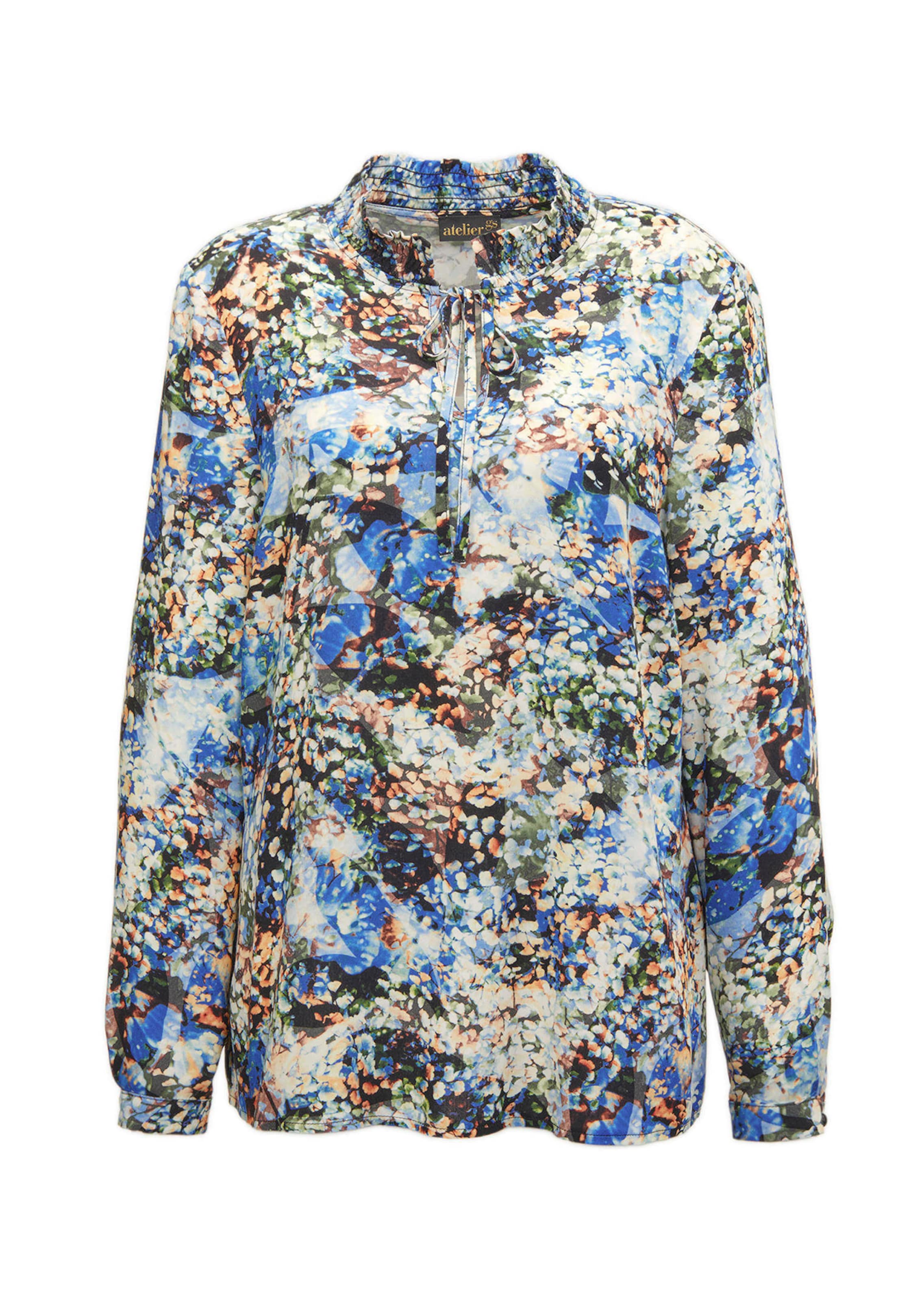 Druckbluse mit raffinierter Ausschnittlösung