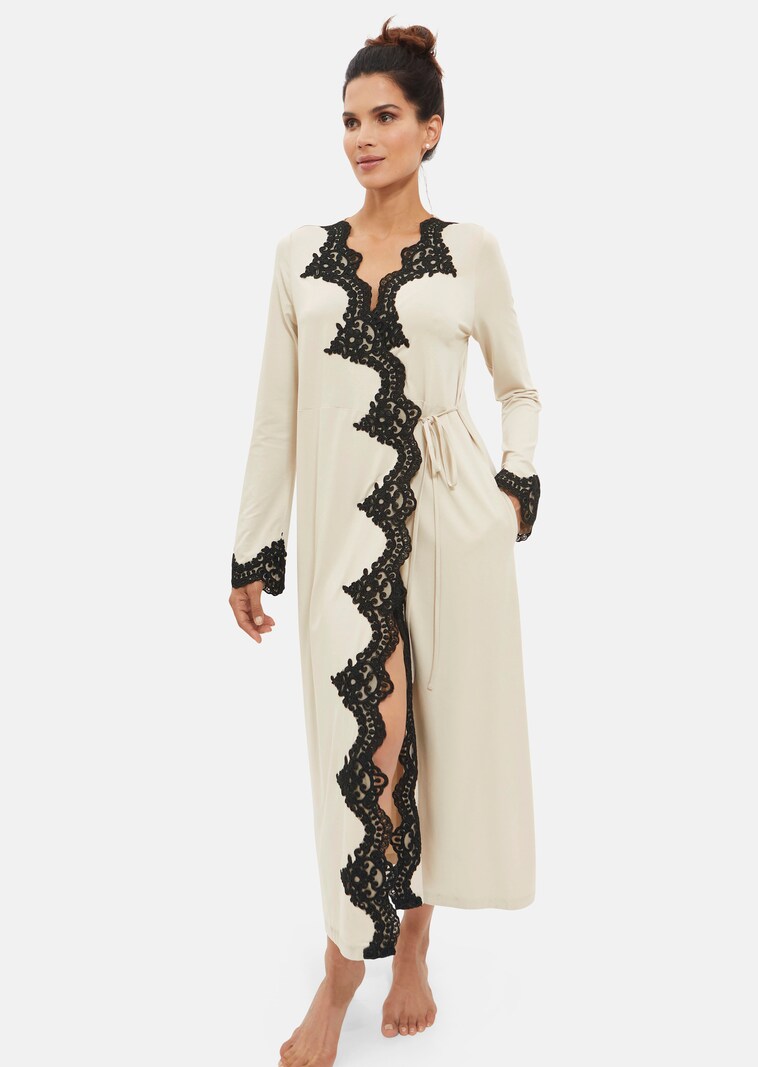 Dressing gown with elegant lace