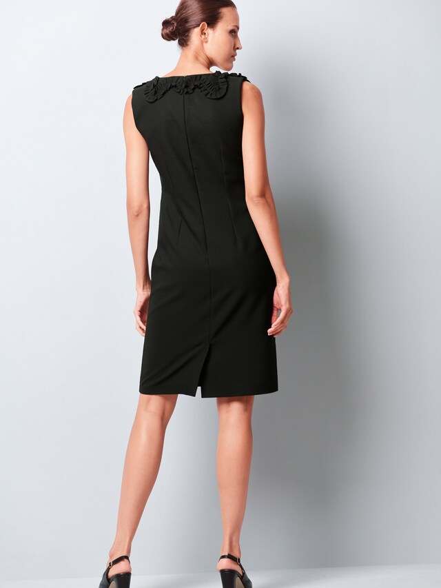 Kleid mit modischer Verzierung 1