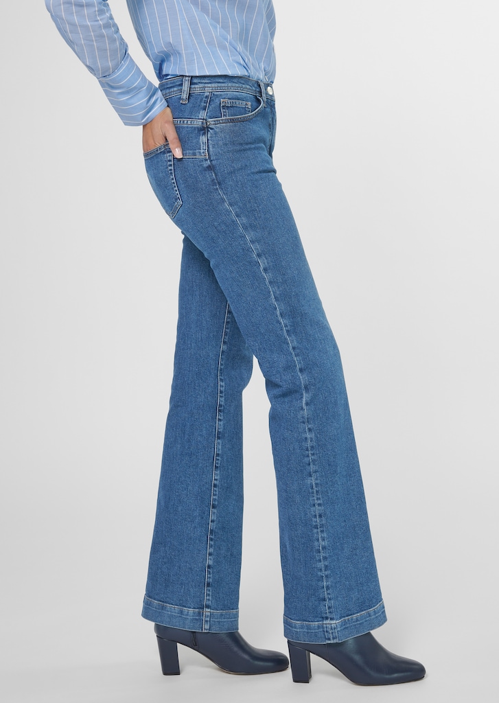 Jeans in cooler Flared-Form 3