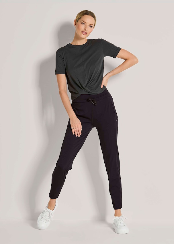 Feminines Sportshirt mit Wickeloptik 1