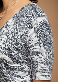 Bequemes Druckkleid mit kaschierender Raffung thumbnail 5