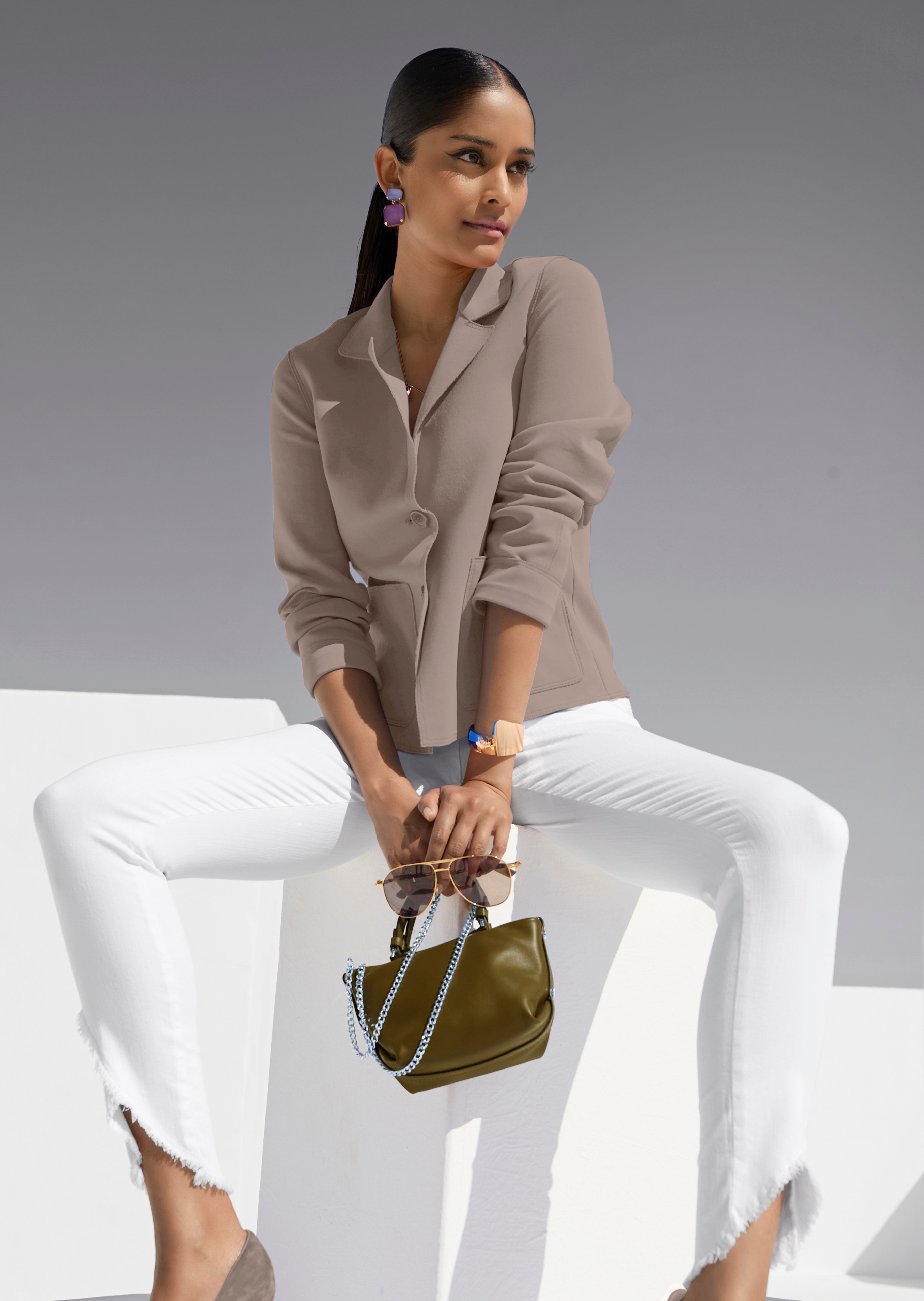 Slim knit blazer with long sleeves
