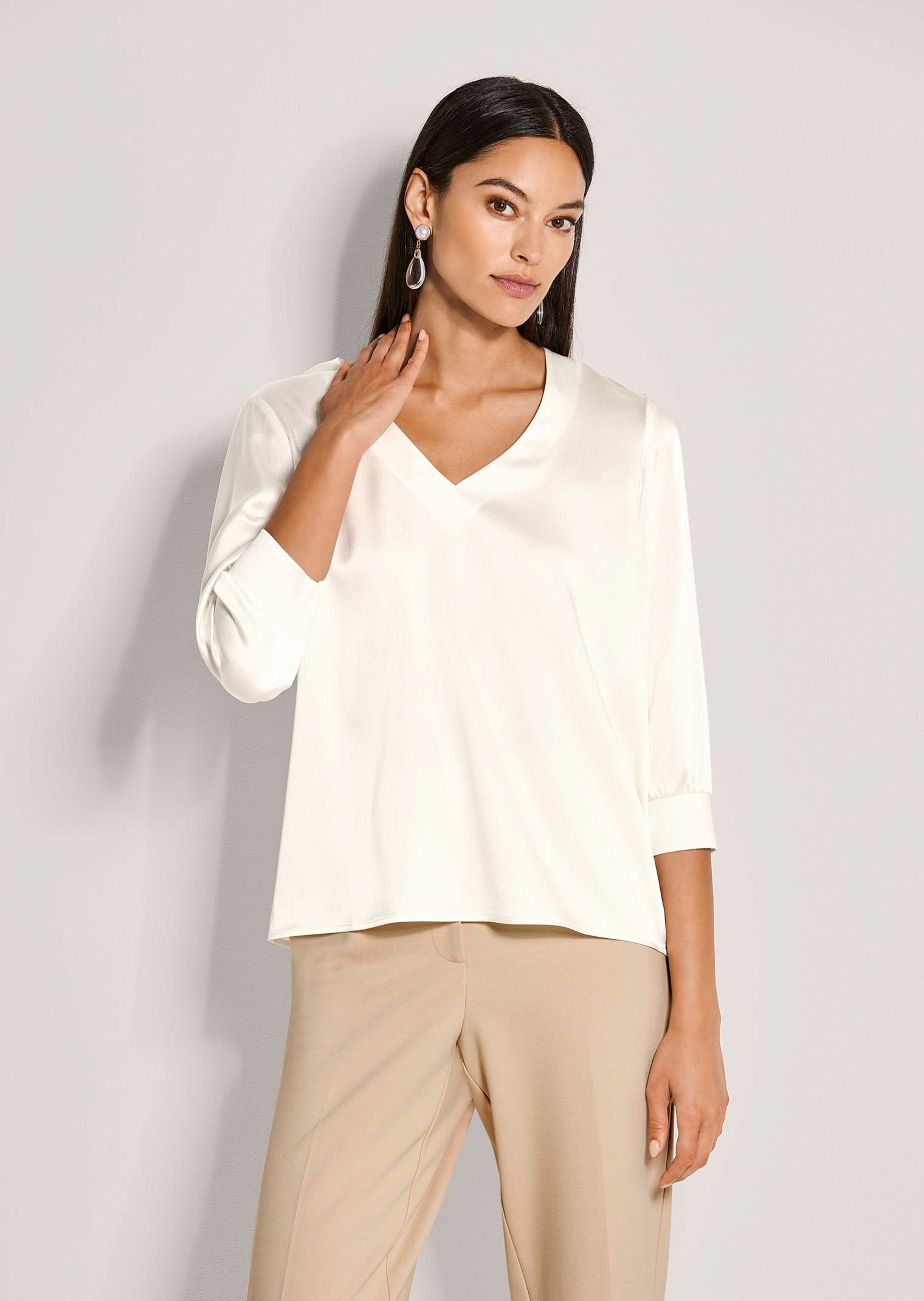 Blusenshirt aus Seidenstretch mit V-Ausschnitt