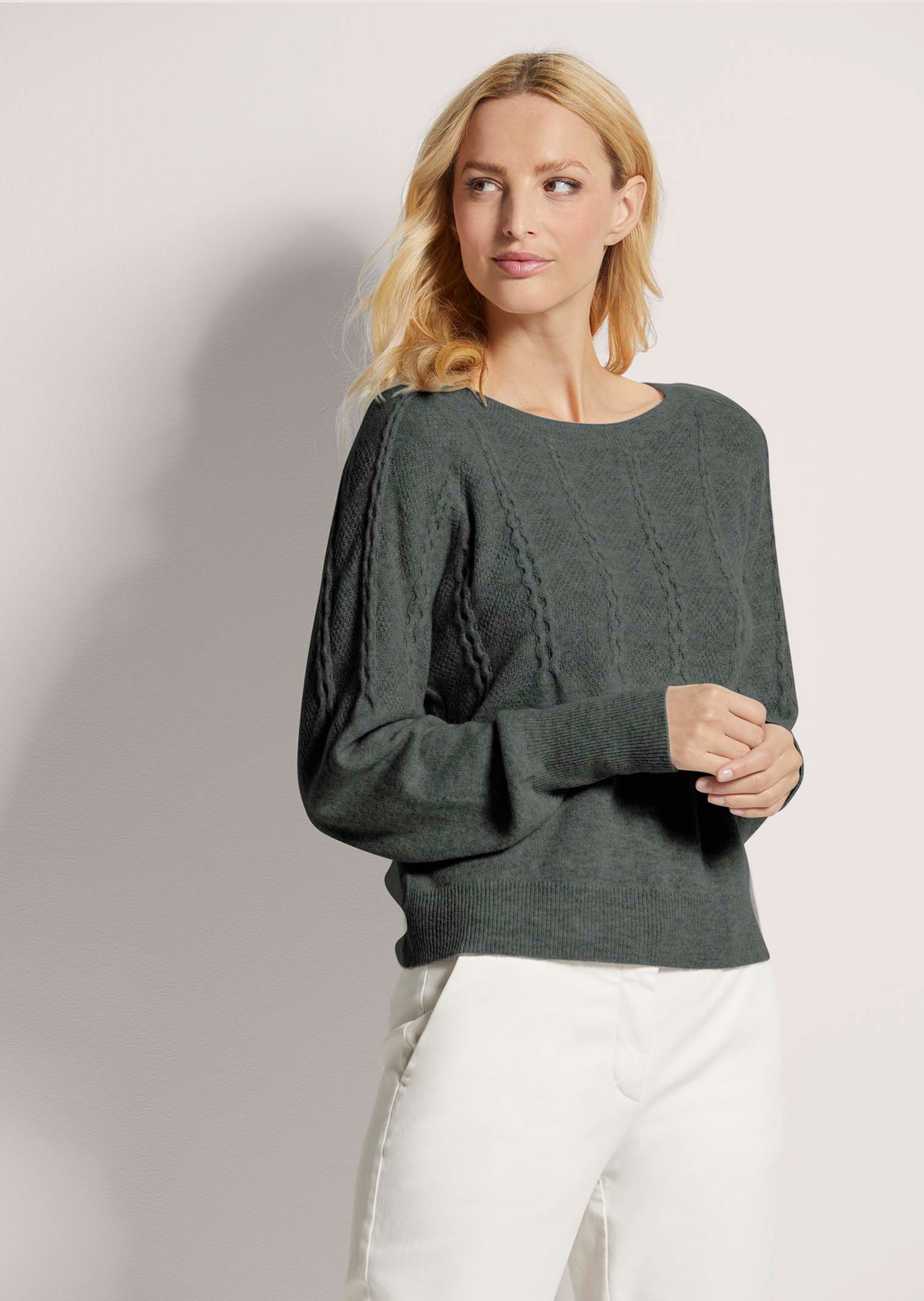 Rundhals-Pullover mit Zopfmuster
