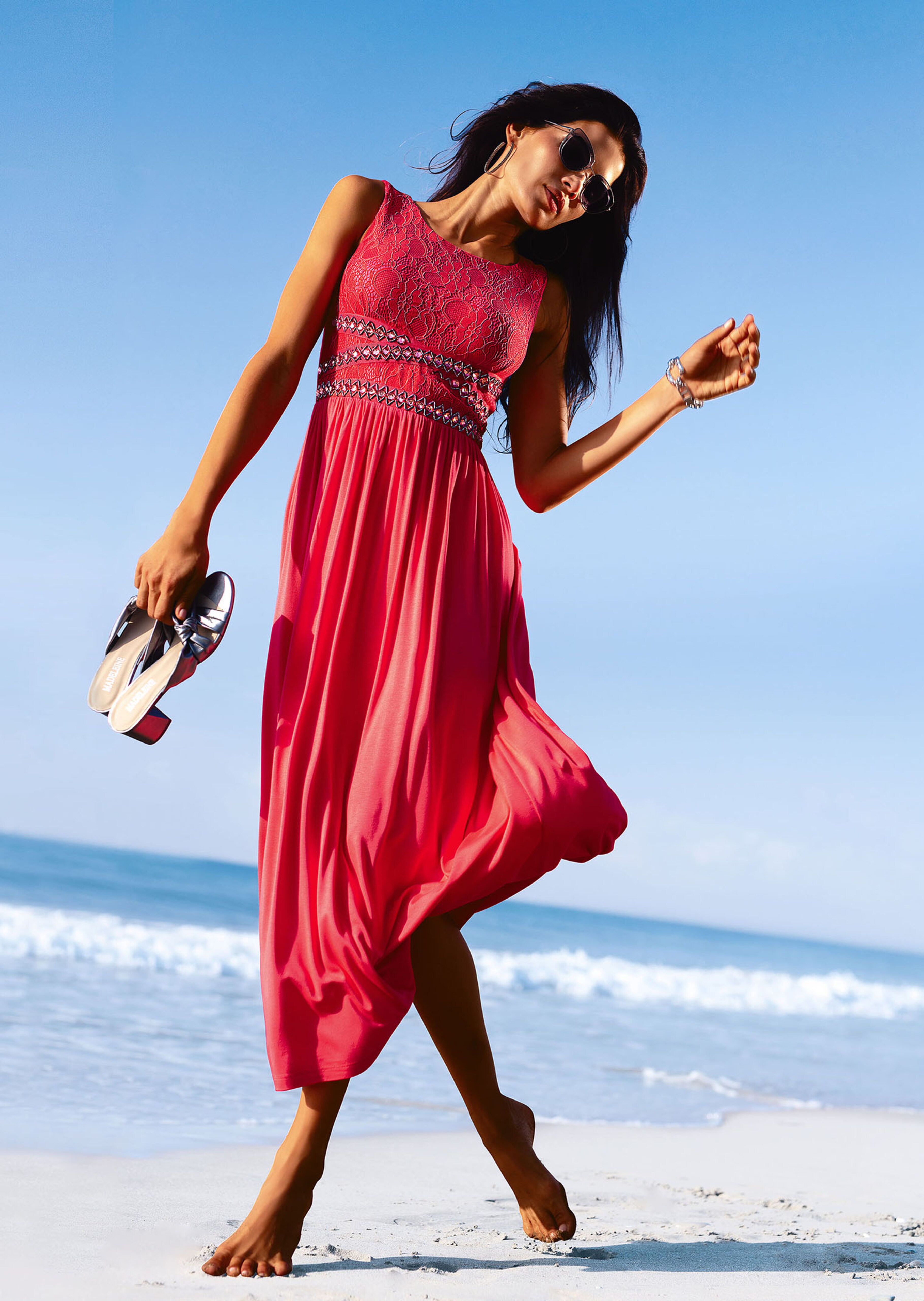 Maxikleid mit Spitze und Schmuckdetails