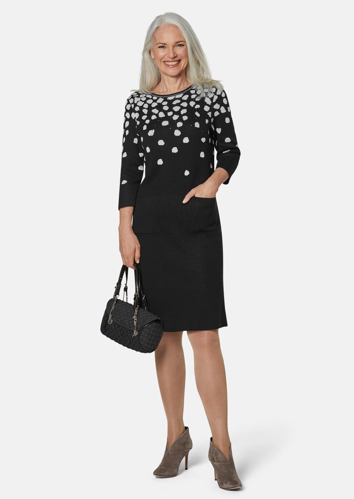 Apartes Strickkleid mit Glanzgarnakzenten