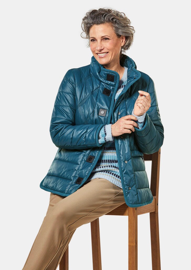 Steppjacke mit dekorativen Druckknöpfen