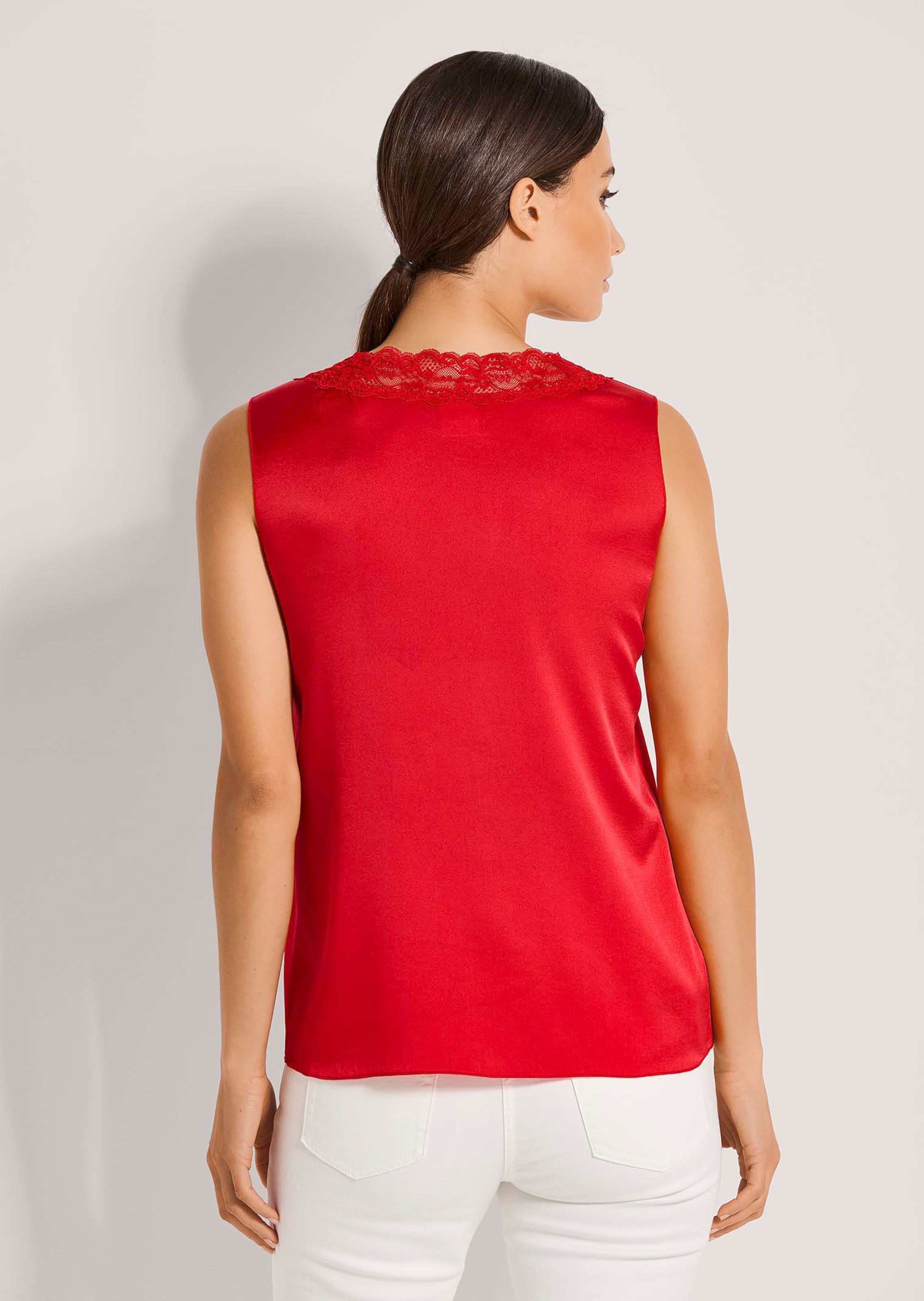 Stretch silk top in red | MADELEINE Fashion