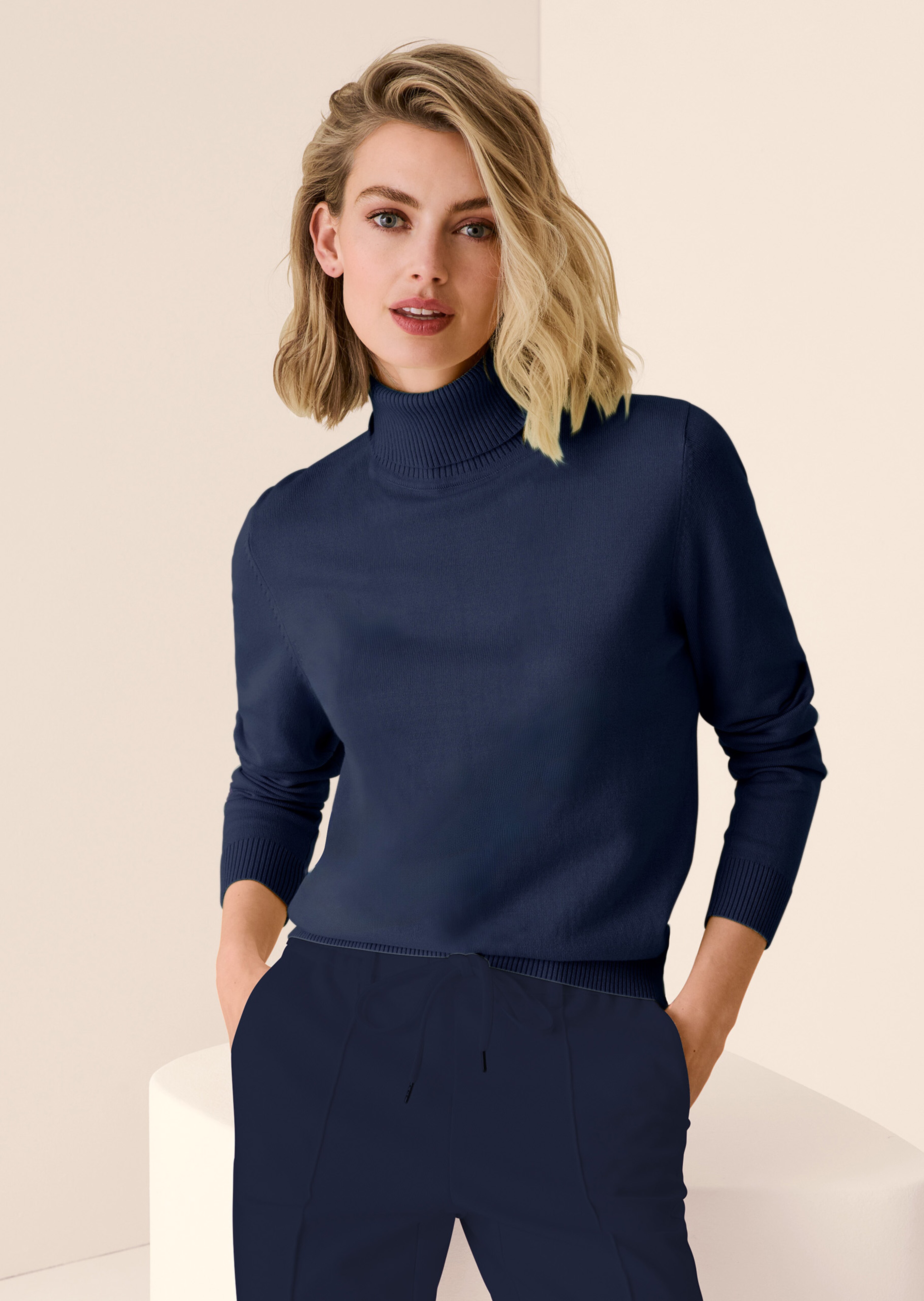 Figurnaher Feinstrickpullover