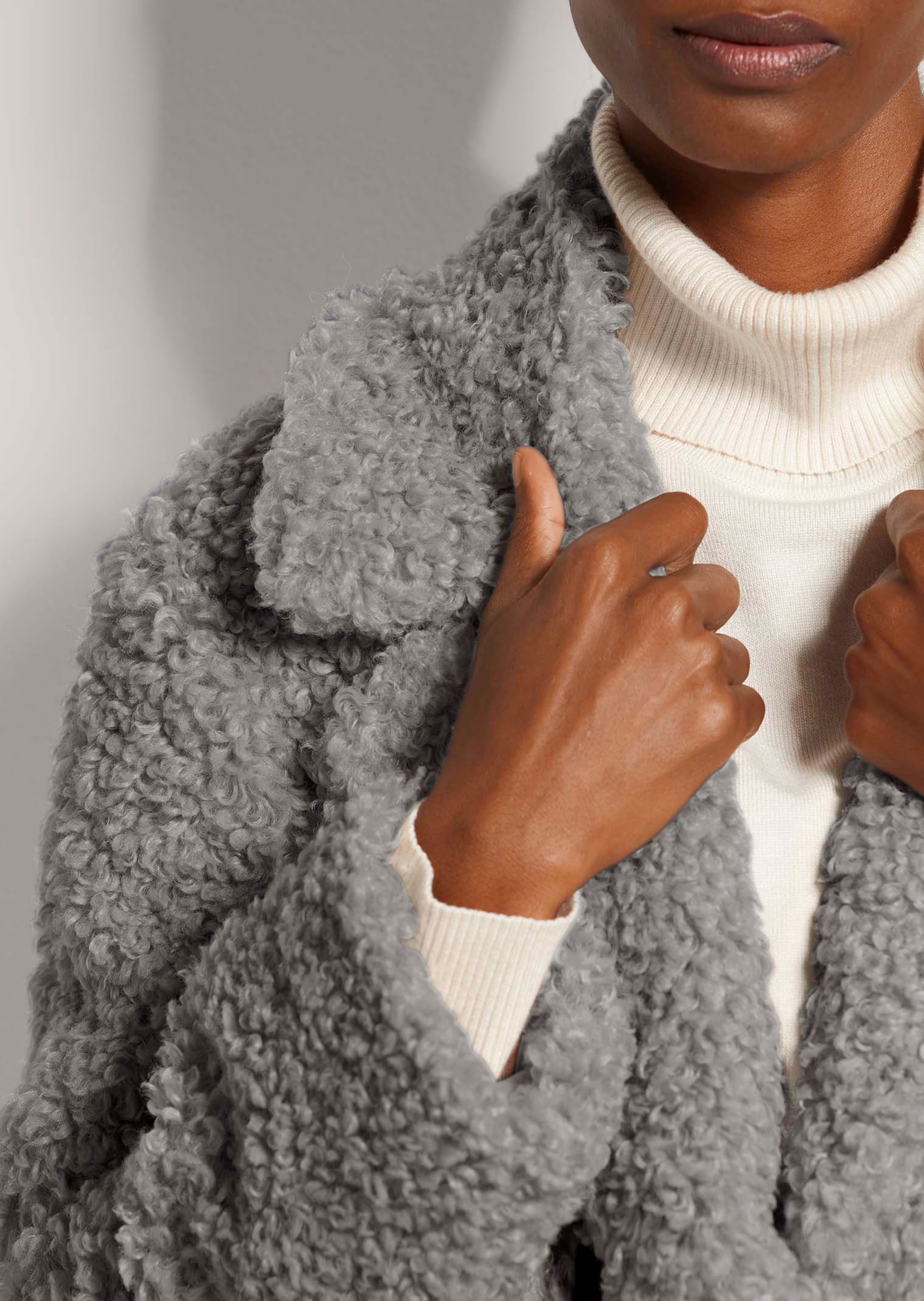 Teddy coat with lapel collar in graphite | MADELEINE Fashion