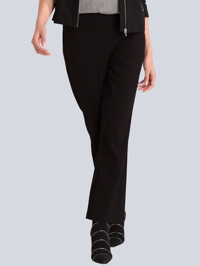 Hose mit ausgestelltem Bein