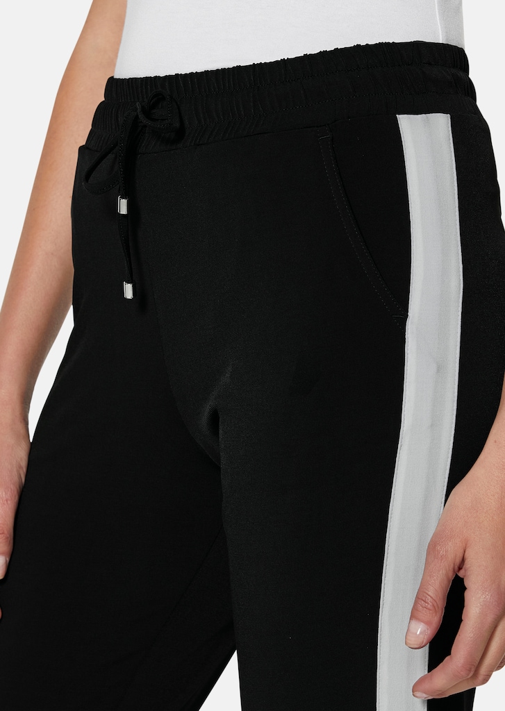 Jogg trousers with contrasting stripes 4