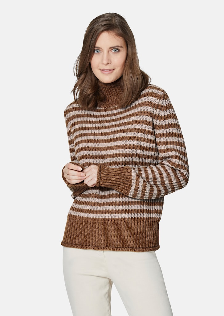 Soft virgin wool jumper with stylish stripes