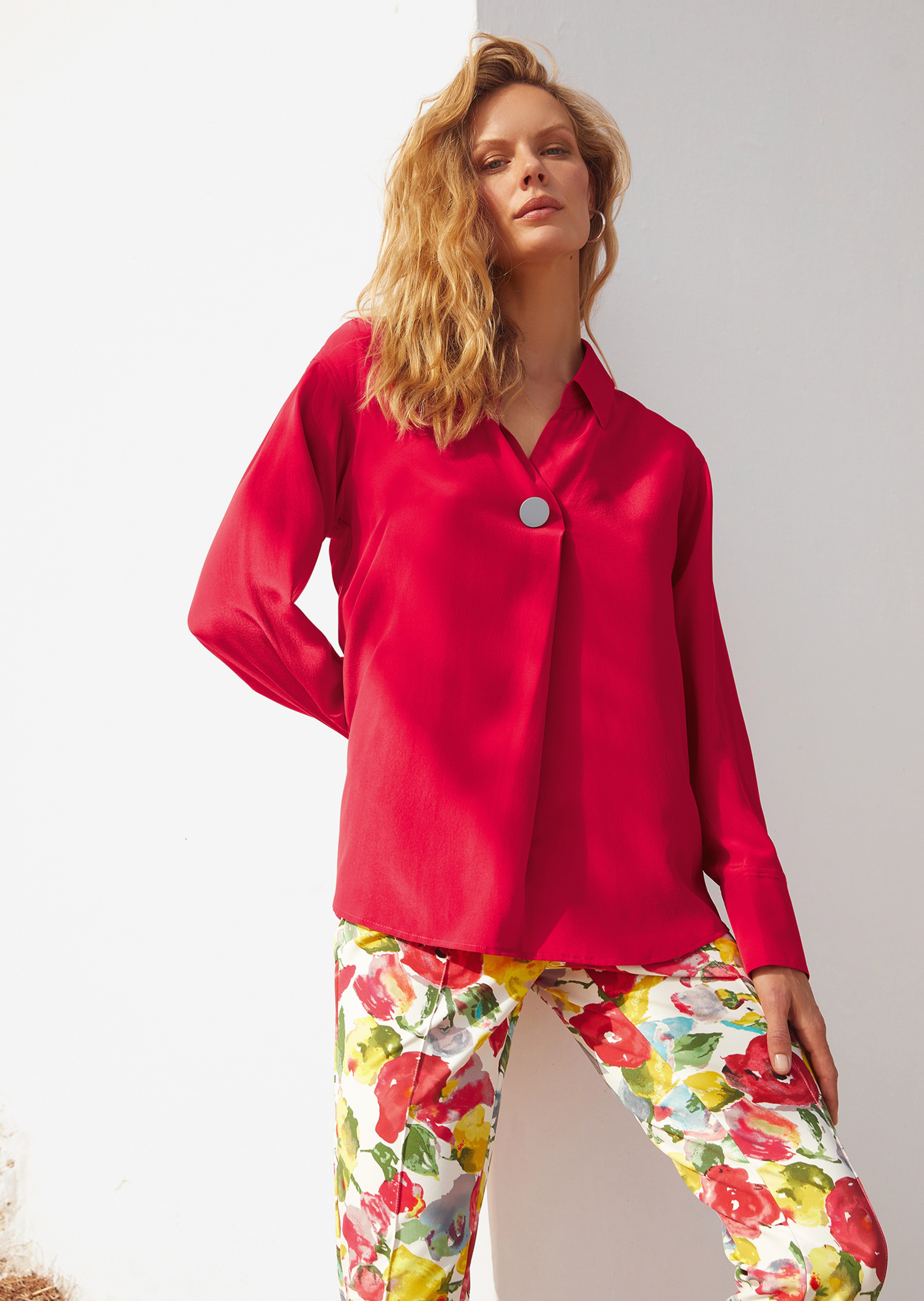 Seidenbluse mit edlem Schmuckknopf