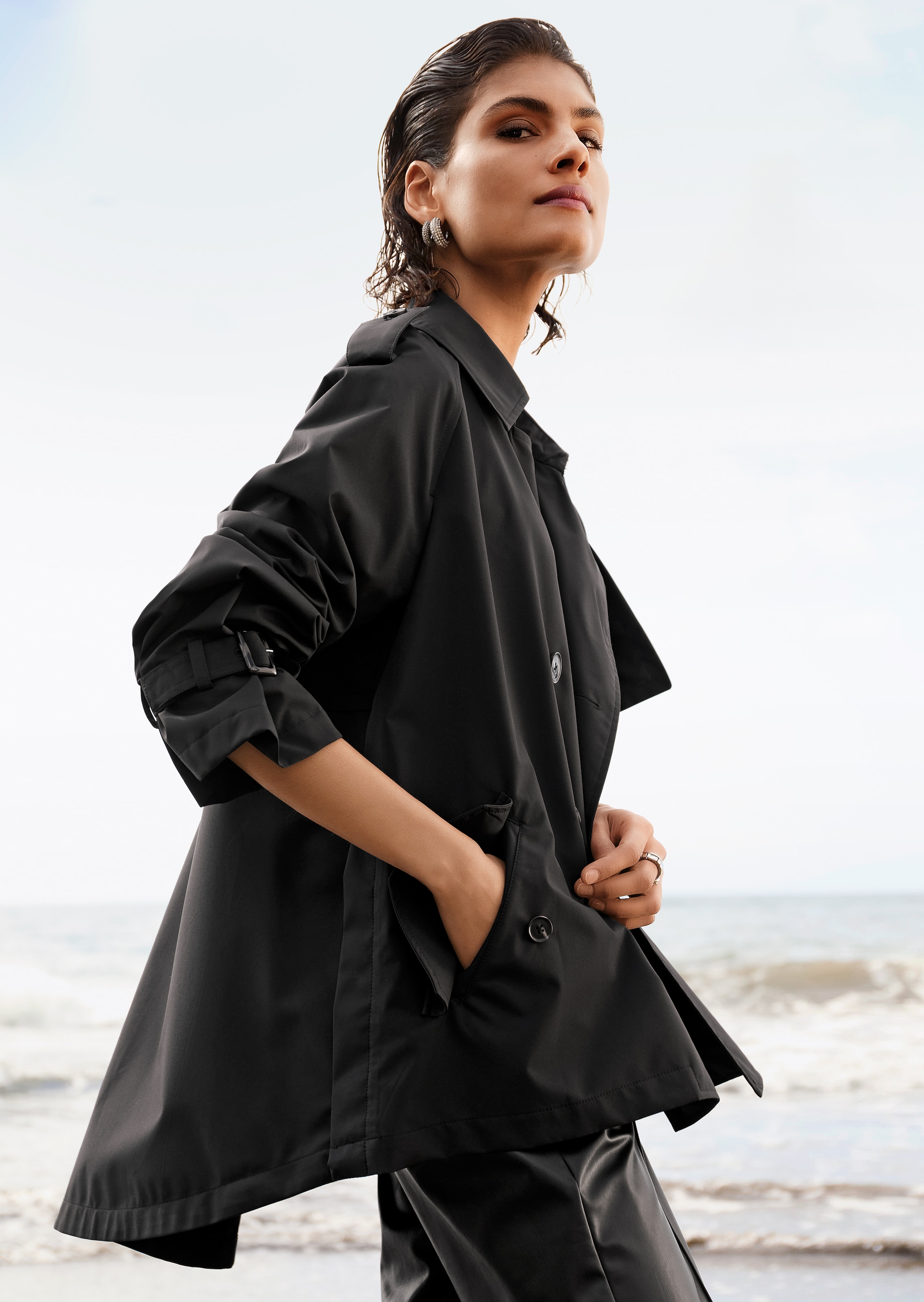 Trench coat in black | MADELEINE Fashion