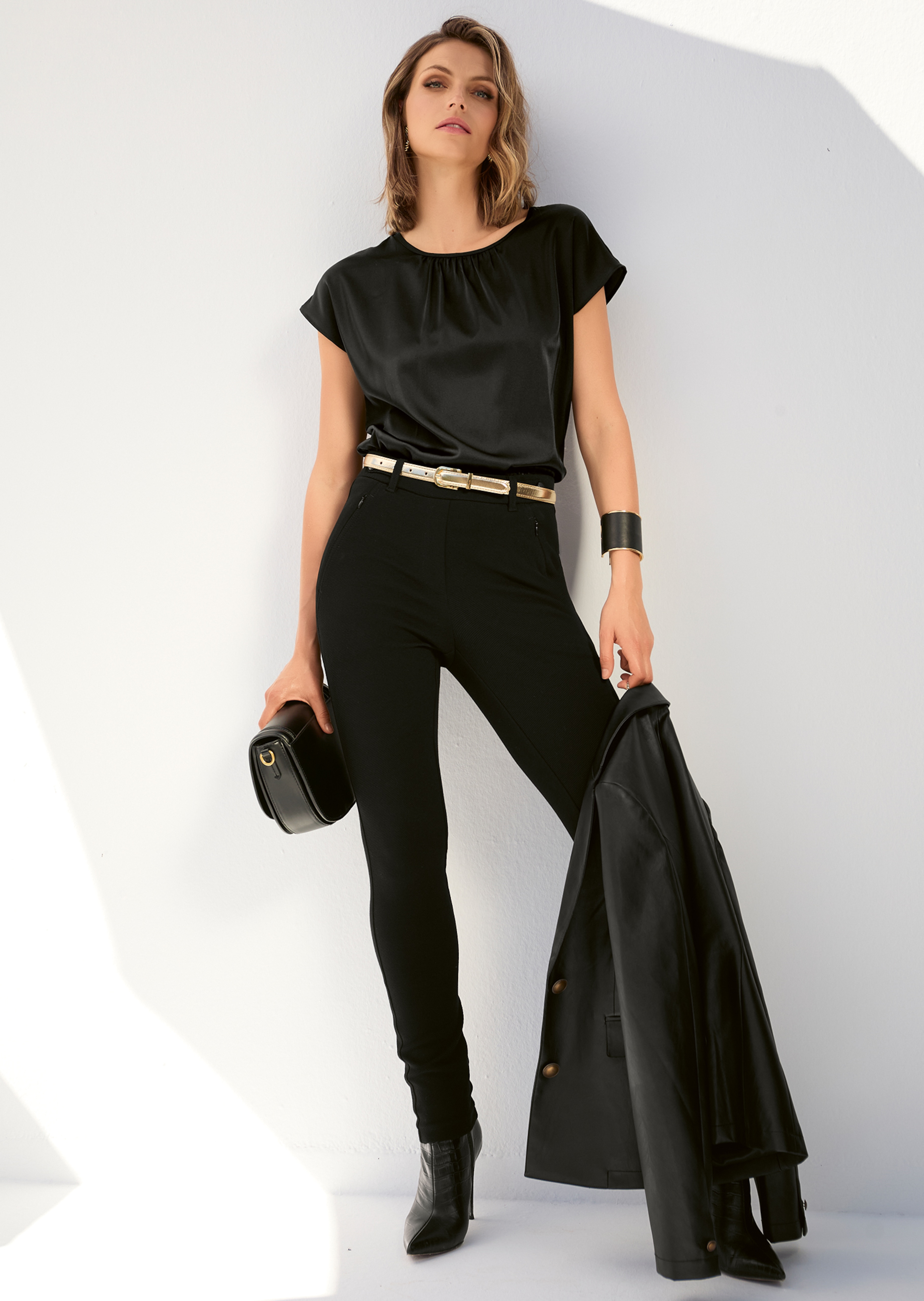 Kurzes Satin-Shirt in trendstarker A-Linie