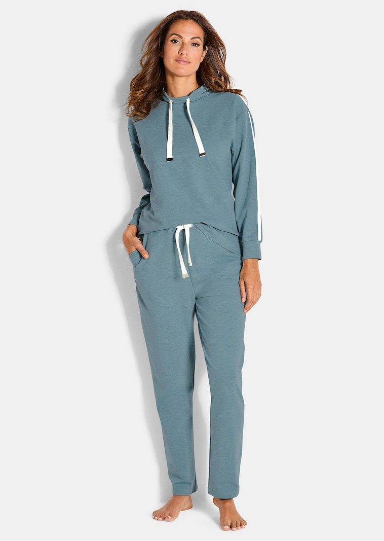 Hausanzug mit Zierband