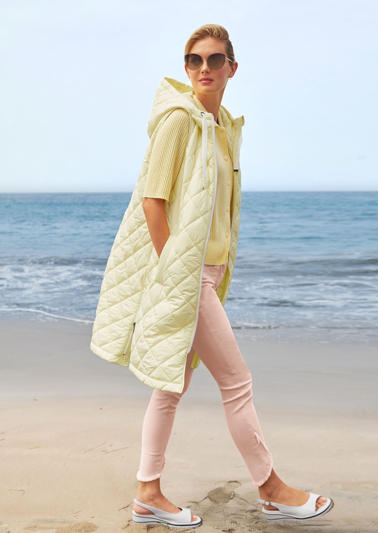 Schlanke Jeans mit Fransensaum